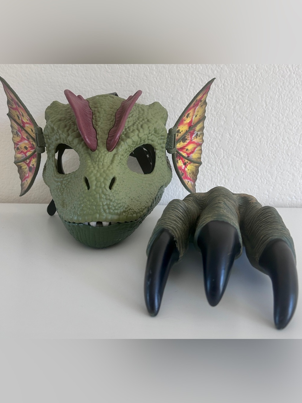 Jurassic World Role-Play Mask, Dilophosaurus with Venom Launching Water Feature